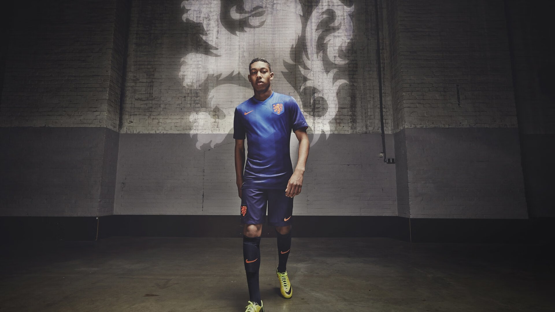 爱游戏体育官方网站-C罗赛后在球场中央独自默哀致敬传奇，c罗出战